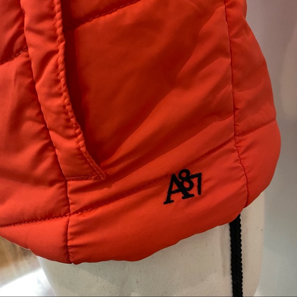 Abercrombie & Fitch puffer vest layered fall school casual Friday gorpcore - Picture 6 of 6